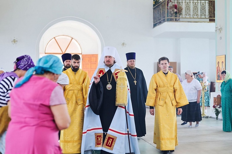 Митрополит Алексий совершил богослужение в селе Петровское
